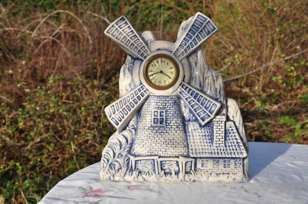 horloge en faience moulin, Antiquités & Art, Enlèvement ou Envoi