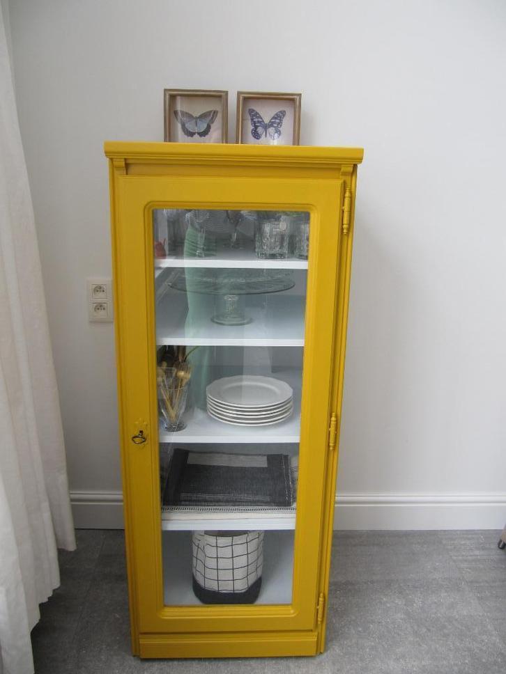 zeer mooie vitrinekast met 4 houten leggers en sleutel, Huis en Inrichting, Kasten | Vitrinekasten, Zo goed als nieuw, 100 tot 150 cm