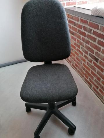Grijs, blauwe bureau stoel beschikbaar voor biedingen