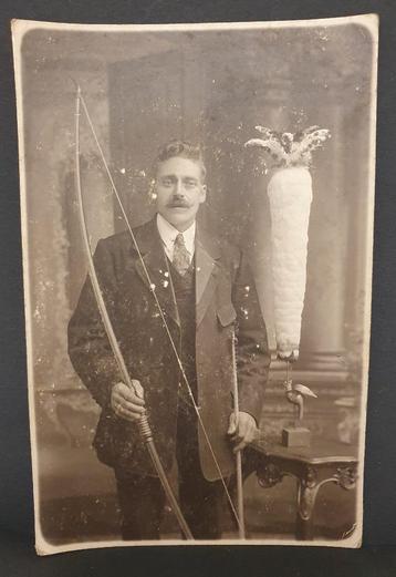 Fotokaart Man met pijl en boog trofee Berchem boogschieten
