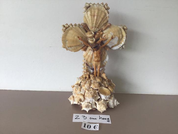 kruisbeeld in schelpen gemaakt en andere kruisbeelden..., Antiek en Kunst, Antiek | Religieuze voorwerpen, Ophalen of Verzenden
