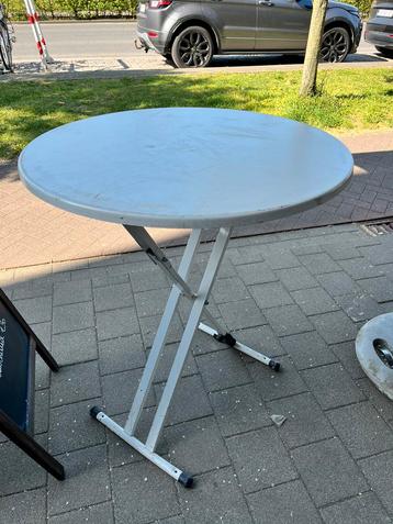 Degelijke plooi-statafel groot model (4 stuks) beschikbaar voor biedingen