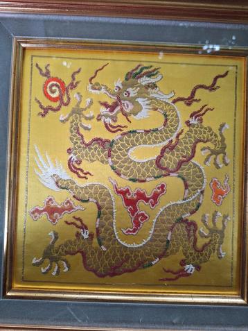  Chine soie brodée décorée d'un dragon impérial .