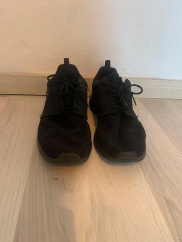 Nike Roshe One ‘Triple Black’ – Maat 42.5 - nieuw beschikbaar voor biedingen