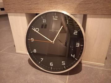 moderne klok 'Nexttime' 35cm beschikbaar voor biedingen