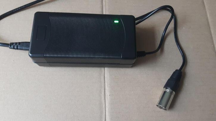 Batterij lader ebike 36V - 42V / 4A    4PIN - 5PIN connector, Fietsen en Brommers, Fietsaccessoires | Fietsaccu's, Nieuw, Ophalen