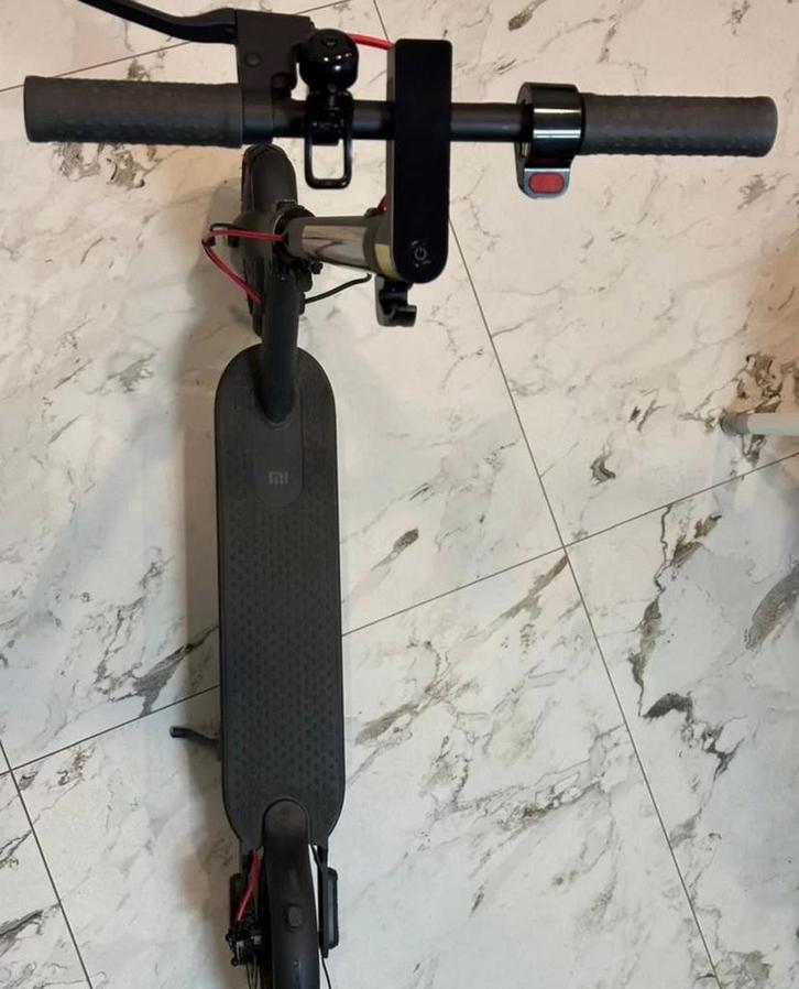 De elektrische scooter is bijna nieuw., Fietsen en Brommers, Steps, Zo goed als nieuw, Ophalen of Verzenden