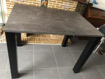 tafel met 4 stoelen