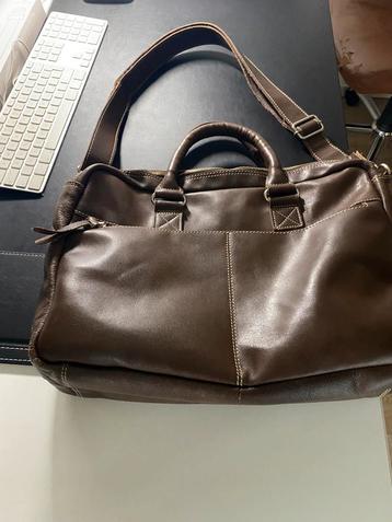 Mooie bruine aktetas, met verstevigde ruimte voor laptop beschikbaar voor biedingen