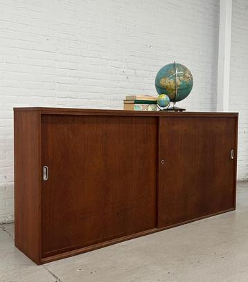 Vintage schoolkast beschikbaar voor biedingen