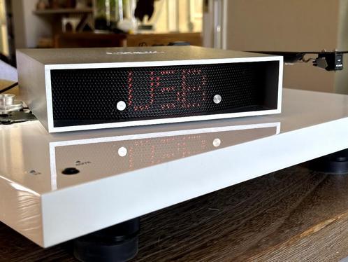 M2TECH YOUNG DIGITAAL NAAR ANALOOG OMVORMER 32-384kHz-USB, Audio, Tv en Foto, Converters, Zo goed als nieuw, Ophalen of Verzenden