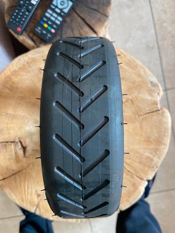 Nieuwe zachte rubberen band 8 1/2 x 2 merk CST  beschikbaar voor biedingen