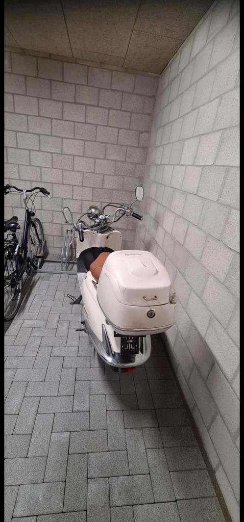 Neco Borsalino Duo 50cc-
Stijlvolle Retro Scooter, Fietsen en Brommers, Snorfietsen en Snorscooters, Zo goed als nieuw, Elektrisch