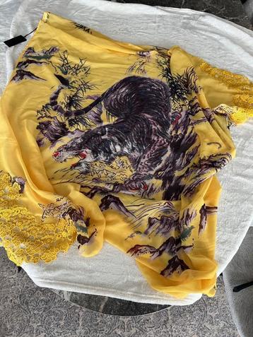 Prachtige geel-paarse sjaal van Guess