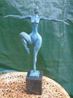 statue femme nue debout bronze pat vert signé .art moderne, Bronze, Enlèvement ou Envoi