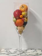Groot plestic glas op voet met plestic namaak fruit, Comme neuf, Enlèvement, Verre