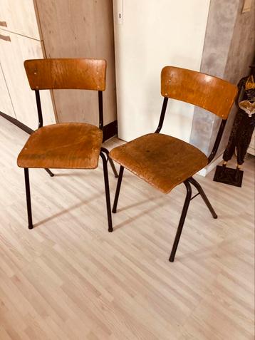17 vintage houten schoolstoelen met zwarte poten beschikbaar voor biedingen