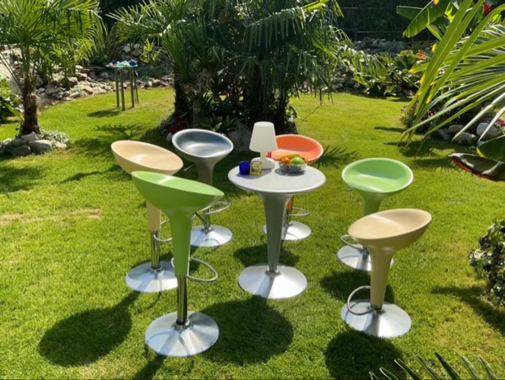 Magis tafel en Bombo krukken design barkrukken, Huis en Inrichting, Barkrukken, Zo goed als nieuw, Kunststof, Metaal, In hoogte verstelbaar