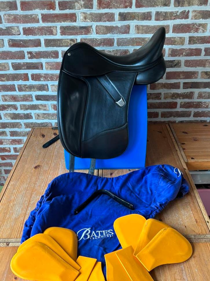 Te koop: Bates Dressuurzadel DR+ – Luxe Leder - 17 inch, Animaux & Accessoires, Chevaux & Poneys | Selles, Comme neuf, Enlèvement ou Envoi