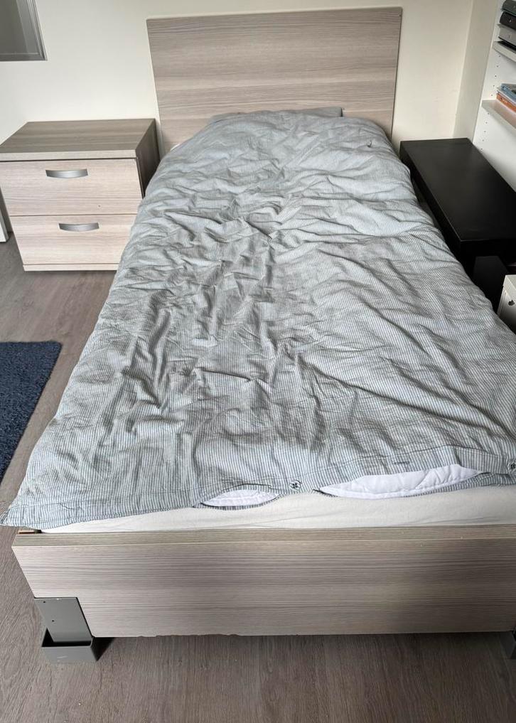 Eenpersoonsbed met matras, lattenbodem en nachtkastjes, Huis en Inrichting, Slaapkamer | Matrassen en Bedbodems, Gebruikt, Matras