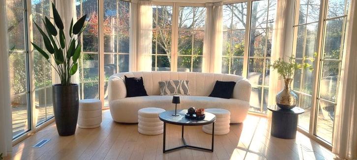 Organische 2 zits bank wit met 3 hockers, Huis en Inrichting, Zetels | Zetels, Gebruikt, Rechte bank, 150 tot 200 cm, 75 tot 100 cm