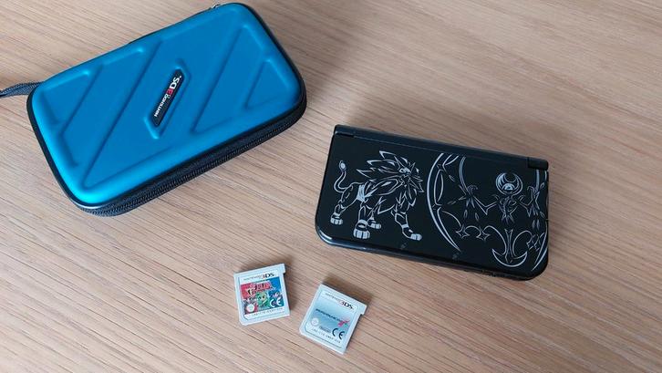 New Nintendo 3DS XL Solgaleo Lunala Black Edition, Games en Spelcomputers, Spelcomputers | Nintendo 2DS en 3DS, Zo goed als nieuw