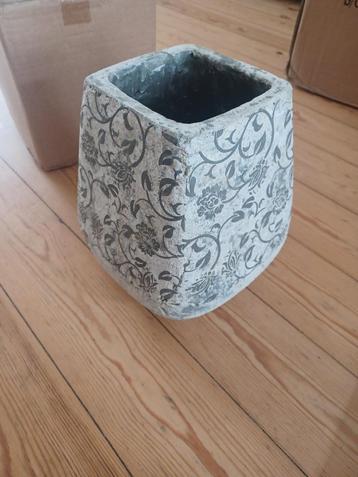 Aardewerken vaas beschikbaar voor biedingen