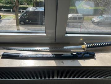 Blauwe katana beschikbaar voor biedingen