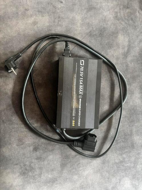 Oplader SuperSoco CPX 2023 70.5V 15Ah supercharger, Fietsen en Brommers, Brommeronderdelen | Scooters, Gebruikt, Overige merken