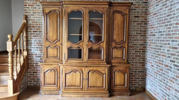 buffetkast met vitrine, notenlaarhout  beschikbaar voor biedingen