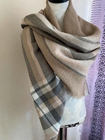 Zachte oversized sjaal — geometrische stijl beschikbaar voor biedingen