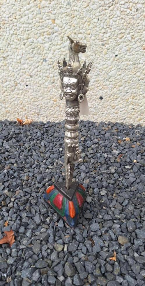 Tibetaanse Mahakala Phurba inclusief houten lotushouder., Antiek en Kunst, Curiosa en Brocante, Ophalen of Verzenden