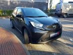 Toyota Aygo X 1.0L Play AUTOMAAT STOCKWAGEN, Auto's, Automaat, 72 pk, Zwart, Bedrijf