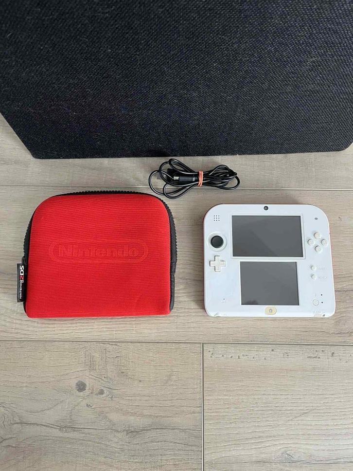 Nintendo 2DS + 32GB SD-kaart, Games en Spelcomputers, Spelcomputers | Nintendo 2DS en 3DS, Gebruikt, 2DS, Wit, Met beschermhoes of tas