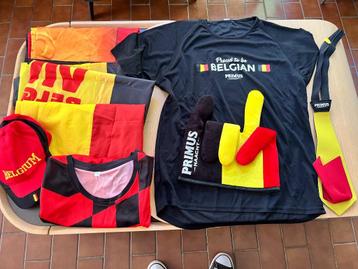 Lot de 8 articles aux couleurs de la Belgique, très bon état beschikbaar voor biedingen