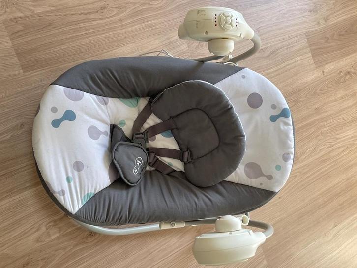 Elektrische schommelstoel met mobieltje in zeer nette staat, Enfants & Bébés, Relax bébé, Utilisé, Siège de balançoire, Autres marques