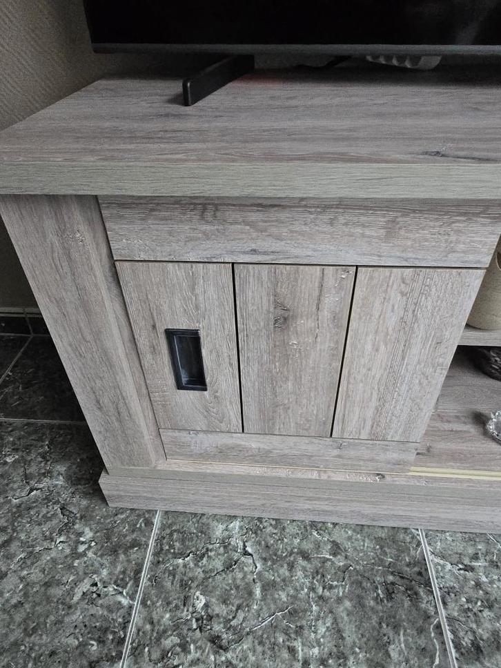 Meuble TV design avec portes coulissantes – bois, Maison & Meubles, Armoires | Mobilier de télévision, Utilisé, Moins de 100 cm