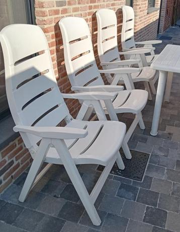 Verstelbare tuinstoelen met kussens en tafel beschikbaar voor biedingen