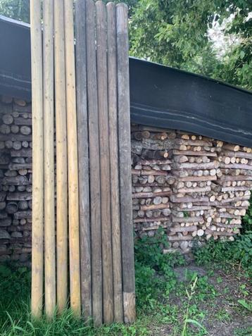 Houten palen rond beschikbaar voor biedingen