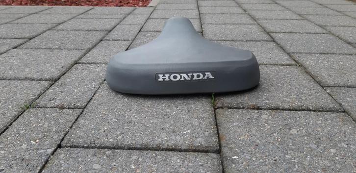 Grijze Padestoel zadel voor Honda Camino., Vélos & Vélomoteurs, Pièces de cyclomoteur | Général, Utilisé, Selle, Enlèvement ou Envoi