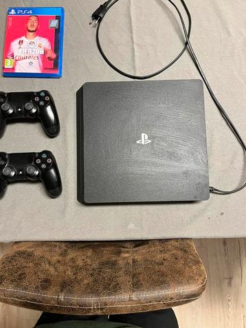 Ps4 met kabels, 2 bakjes en FIFA 20 ( oplaadstation ), Games en Spelcomputers, Spelcomputers | Sony PlayStation 4, Ophalen, Met 2 controllers