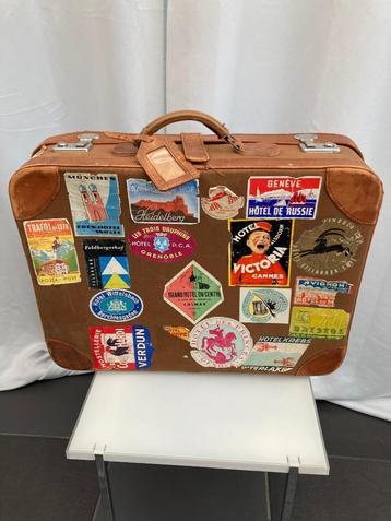 Vintage hotel stickers op oude koffer beschikbaar voor biedingen