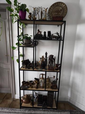 Een kast met alles erop en eraan. Antiek met planten. beschikbaar voor biedingen