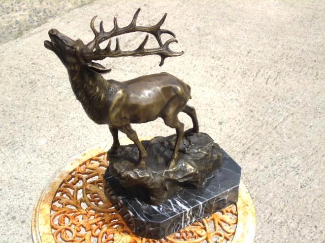 cerf en bronze ( le brame ) signé , MILO ., Antiquités & Art, Antiquités | Bronze & Cuivre, Bronze, Enlèvement ou Envoi