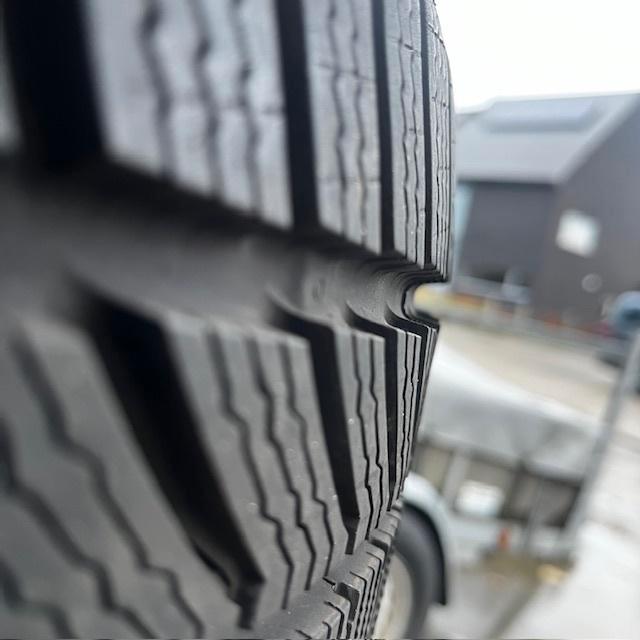 Winterbanden set te koop 5mm en 7mm, Autos : Pièces & Accessoires, Pneus & Jantes, Pneu(s), Pneus hiver, 18 pouces, 245 mm, Véhicule de tourisme