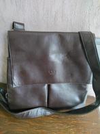 Bruine schoudertas, Ophalen