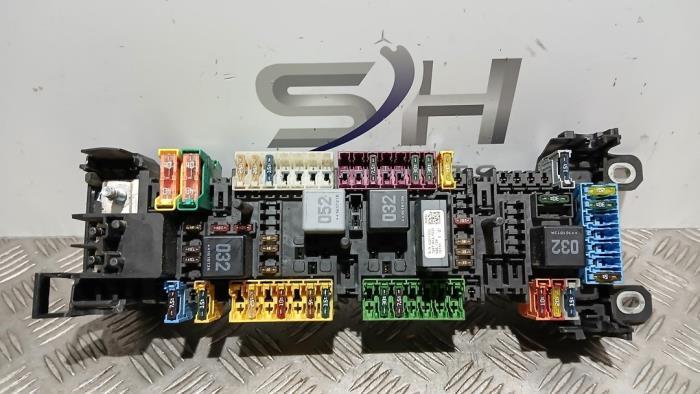 Boîte à fusibles d'un Mercedes Vito, Autos : Pièces & Accessoires, Électronique & Câbles, Mercedes-Benz, Utilisé, Enlèvement ou Envoi