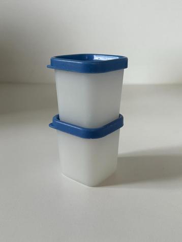 2 kleine Tupperware bewaardoosjes beschikbaar voor biedingen