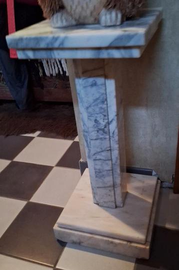 een mooie marmeren zuil/bijzettafel beschikbaar voor biedingen