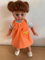 Babypop met rode haren en bijpassende kledij en schoenen, Verzamelen, Ophalen of Verzenden, Zo goed als nieuw